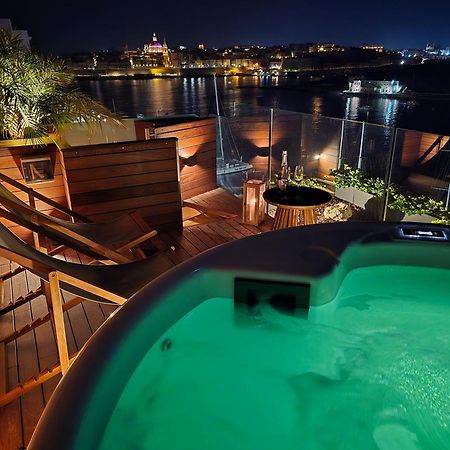 Unique Seafront Triplex Penthouse With Panoramic Bedroom & Rooftop Jacuzzi Overlooking Valletta Sliema Exterior photo
