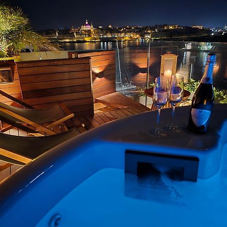 Unique Seafront Triplex Penthouse With Panoramic Bedroom & Rooftop Jacuzzi Overlooking Valletta Sliema Exterior photo
