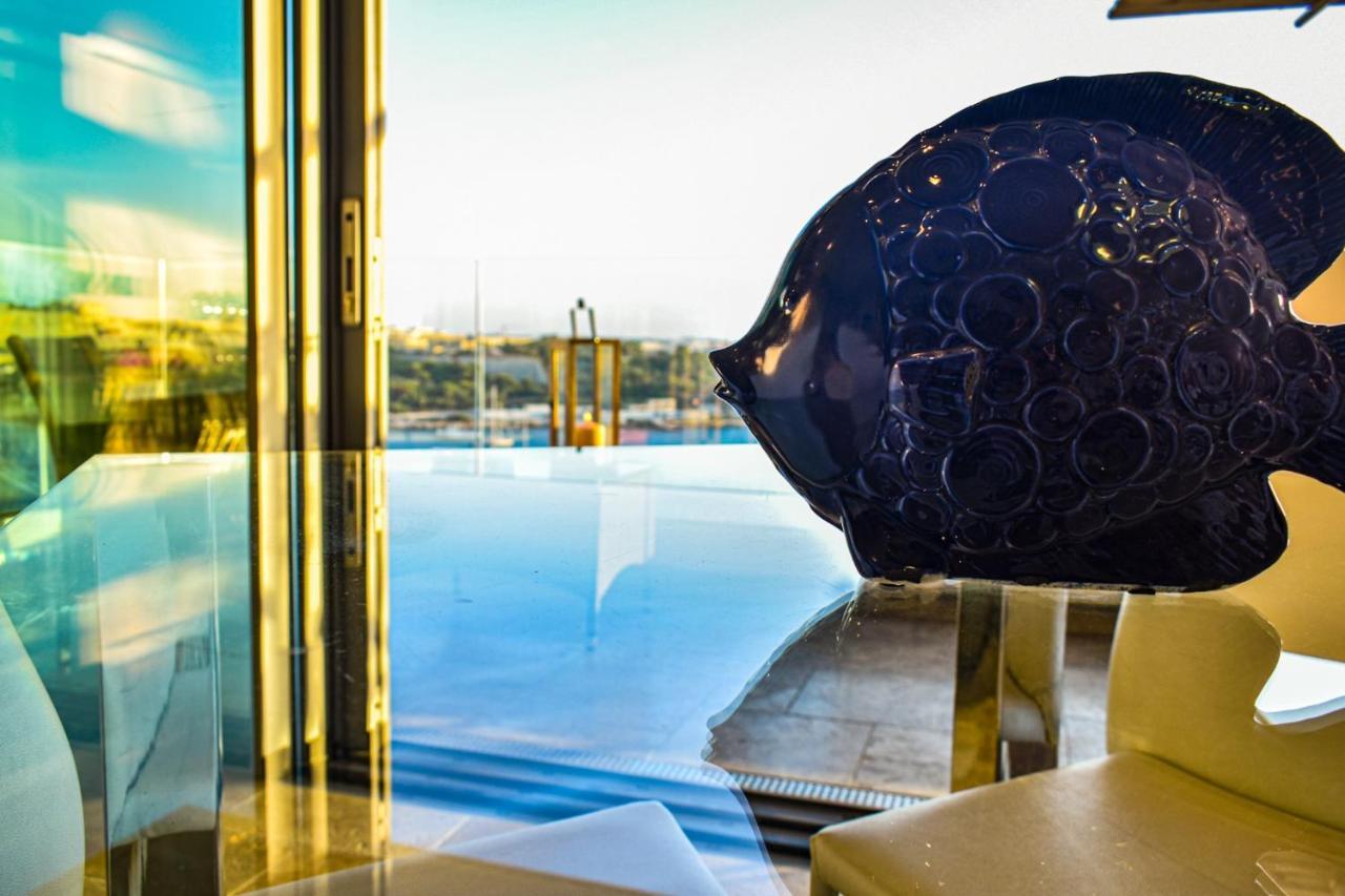 Unique Seafront Triplex Penthouse With Panoramic Bedroom & Rooftop Jacuzzi Overlooking Valletta Sliema Exterior photo