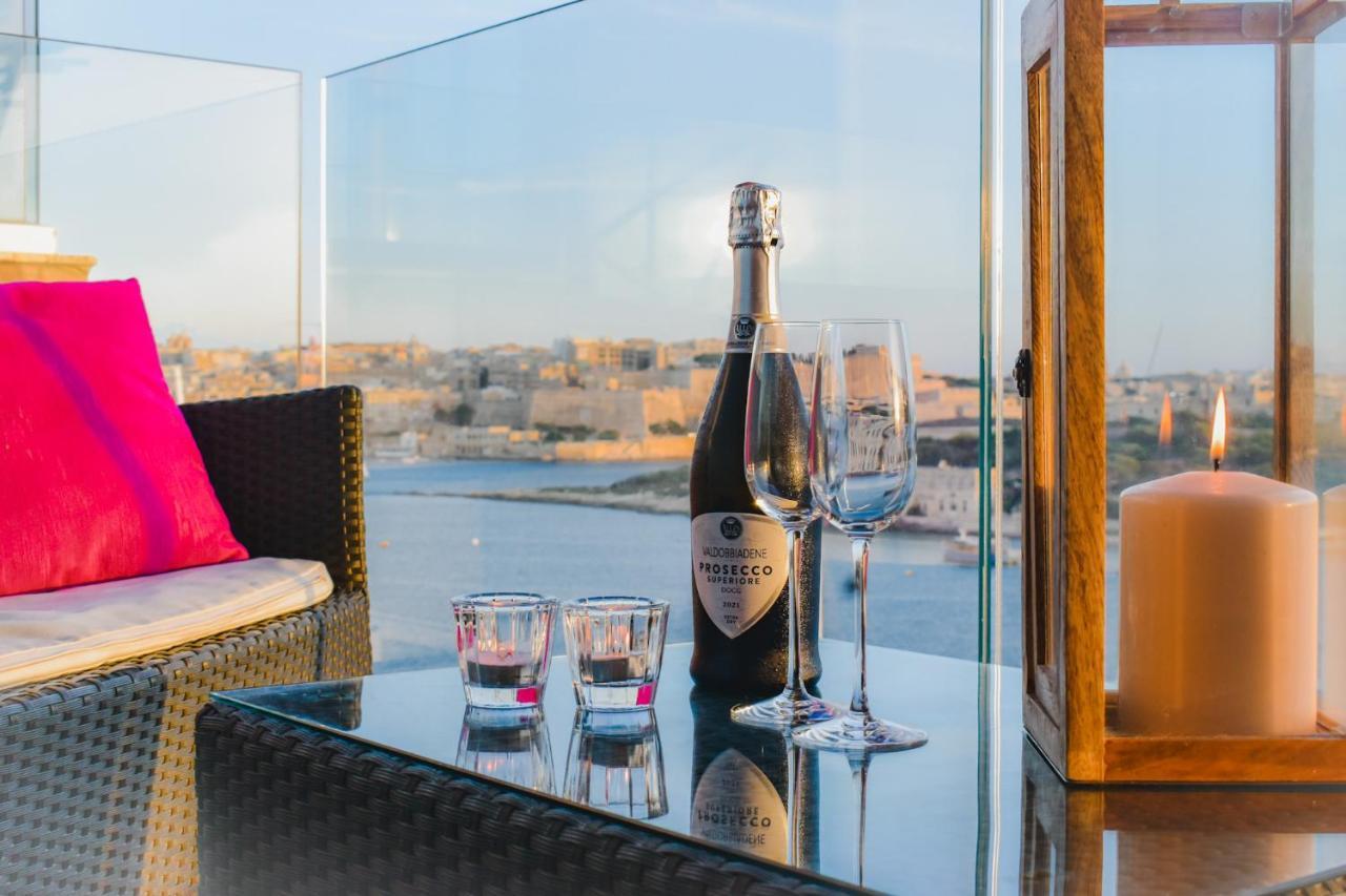 Unique Seafront Triplex Penthouse With Panoramic Bedroom & Rooftop Jacuzzi Overlooking Valletta Sliema Exterior photo