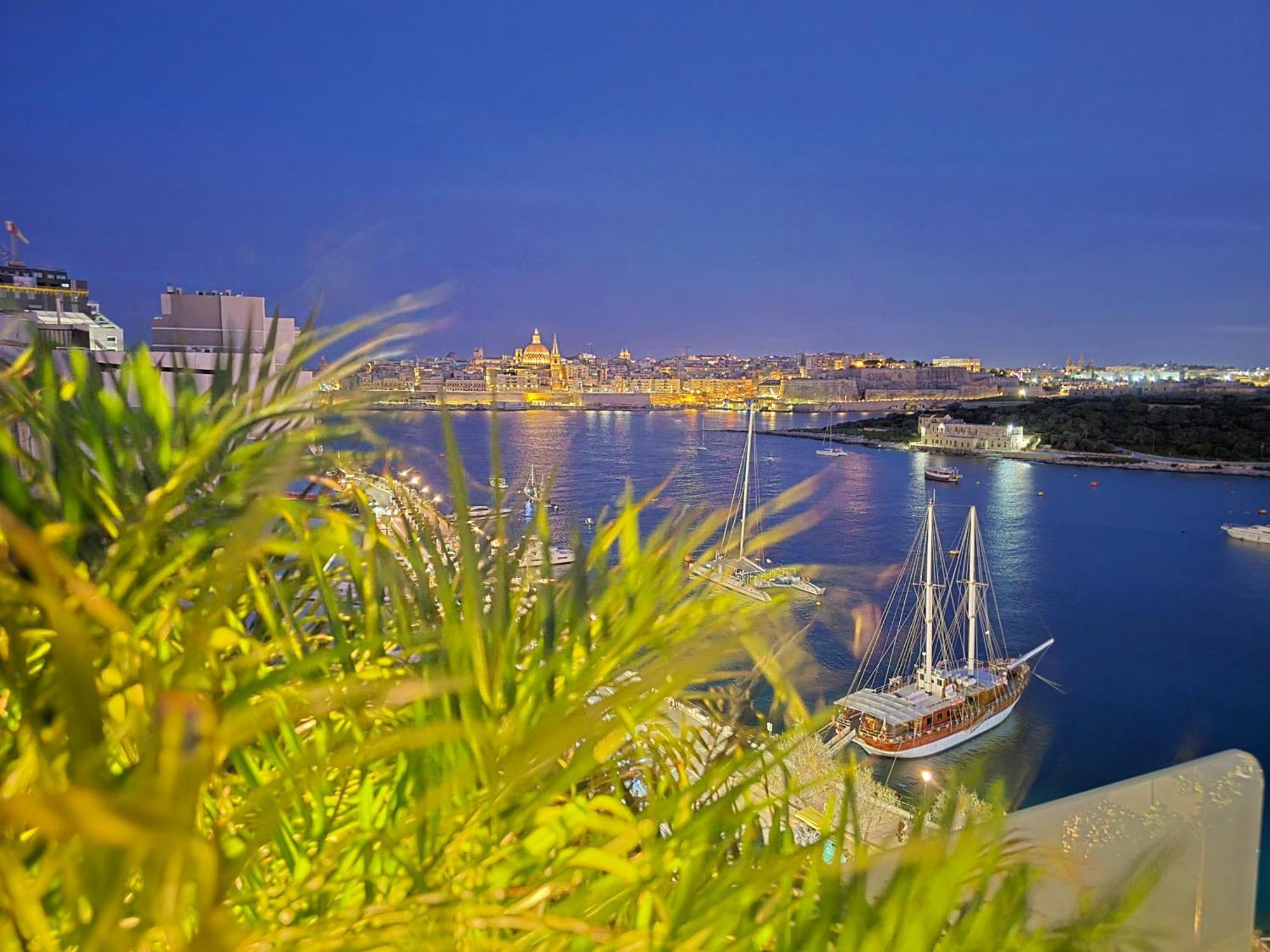 Unique Seafront Triplex Penthouse With Panoramic Bedroom & Rooftop Jacuzzi Overlooking Valletta Sliema Exterior photo